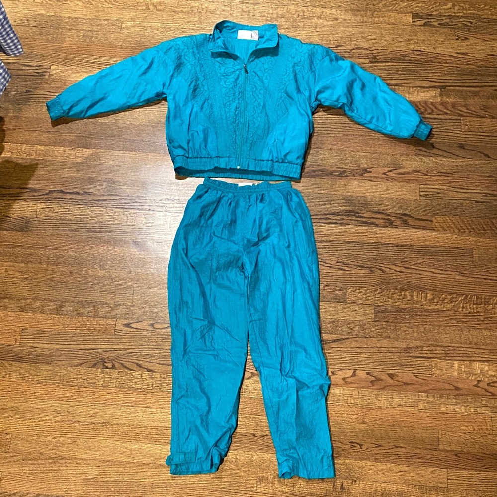 Vintage’s 90s Vibrant Teal Zip-Front Track Jacket and Jogger Set